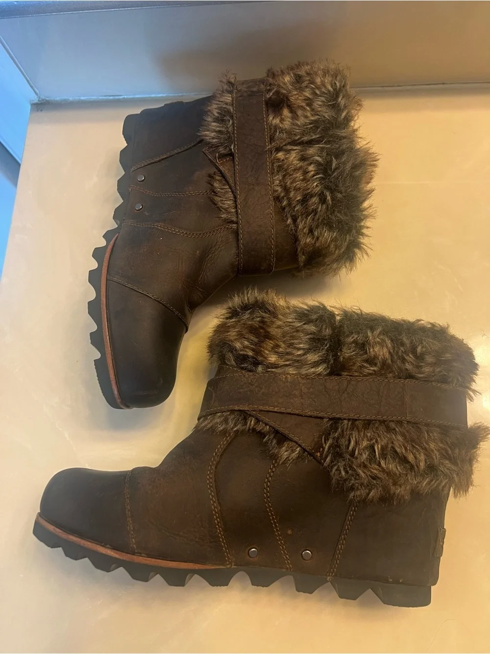 Sorel Joan of Arc ankle boots with faux fur trim size 8.5